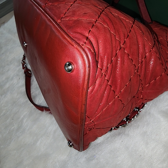 CHANEL QUILTED IREDESCENT RED CALFSKIN TOTE - Picture 7 of 17
